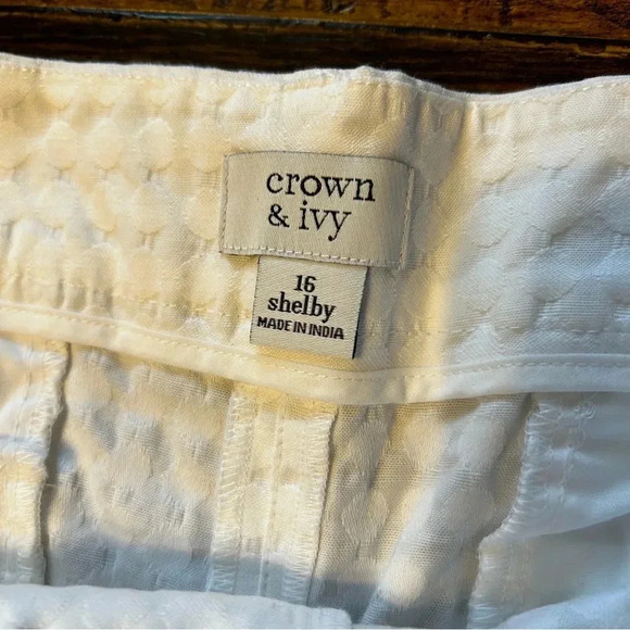 NWT Crown & Ivy Womens 16 Scalloped Shelby Shorts White Stretch - Picture 3 of 8
